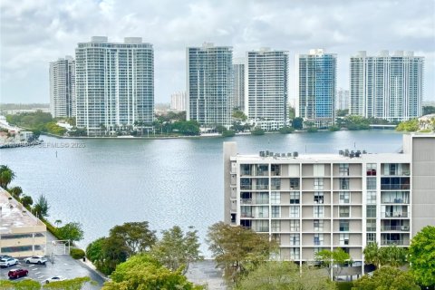 Condominio en venta en Sunny Isles Beach, Florida, 2 dormitorios, 138.24 m2 № 2044471 - foto 4