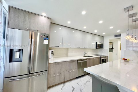 Condominio en venta en Sunny Isles Beach, Florida, 2 dormitorios, 138.24 m2 № 2044471 - foto 15