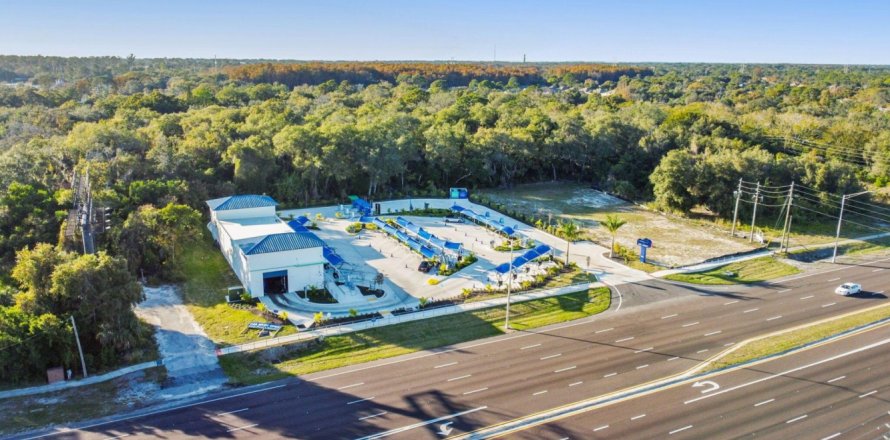 Commercial property in Clearwater, Florida № 1224938