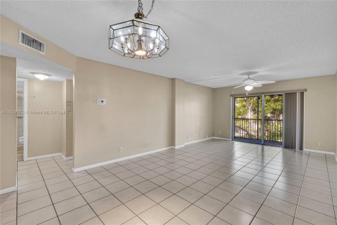 Condo in Coral Springs, Florida, 2 bedrooms № 1936793 - photo 9