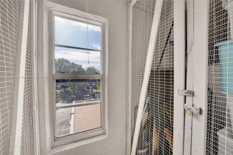 Condo in Coral Springs, Florida, 2 bedrooms № 1936793 - photo 27