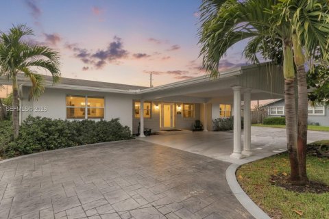 House in Pompano Beach, Florida 3 bedrooms, 154.68 sq.m. № 2087026