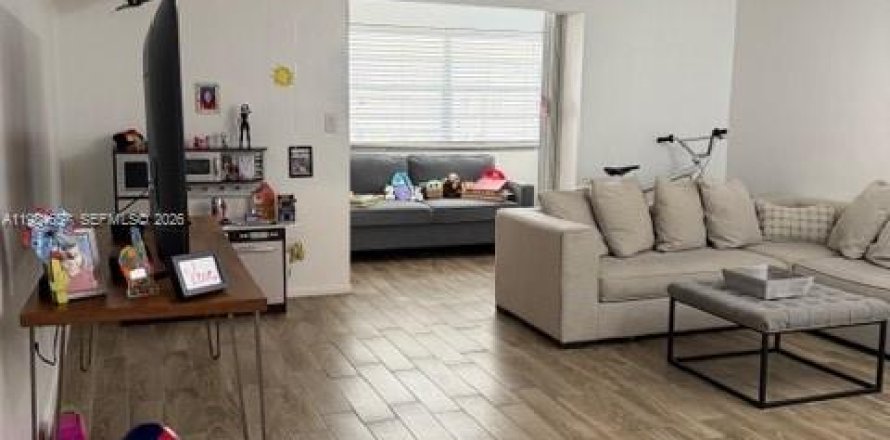 Кондоминиум с 1 спальней в Майами, Флорида № 2047854