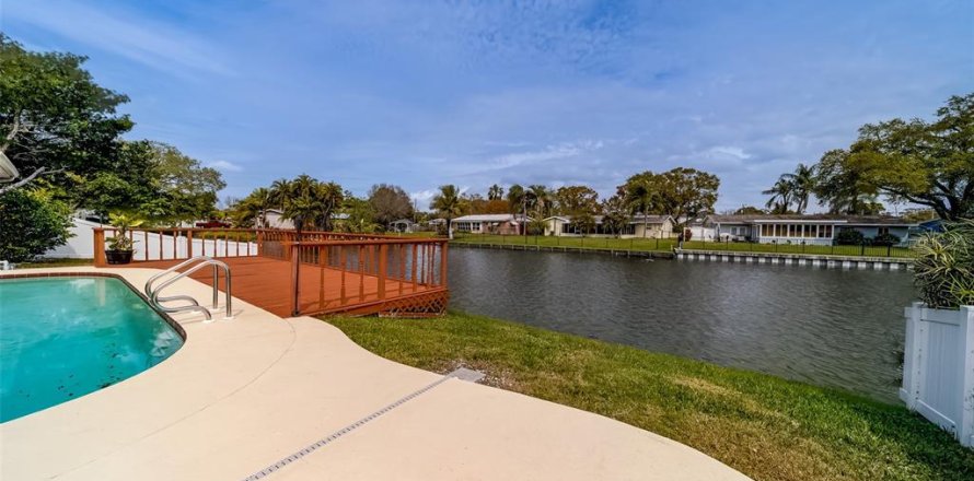 Villa ou maison à Seminole, Floride 3 chambres, 187.85 m2 № 2408652