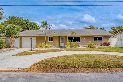 Villa ou maison à louer à Seminole, Floride: 3 chambres, 187.85 m2 № 2408652 - photo 2