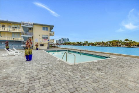 Condo in Miami Beach, Florida № 2059847 - photo 1