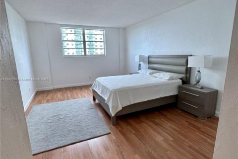 Condo in Sunny Isles Beach, Florida, 2 bedrooms  № 1944243 - photo 13