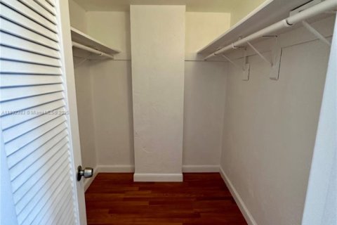 Condo in Sunny Isles Beach, Florida, 2 bedrooms  № 1944243 - photo 11