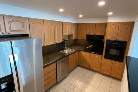 Condo in Sunny Isles Beach, Florida, 2 bedrooms  № 1944243 - photo 2