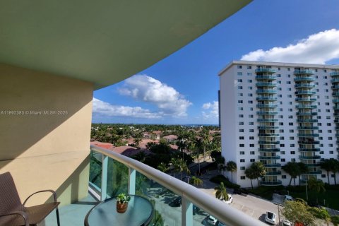 Condo in Sunny Isles Beach, Florida, 2 bedrooms  № 1944243 - photo 1