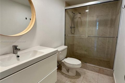 Condo in Sunny Isles Beach, Florida, 2 bedrooms  № 1944243 - photo 9
