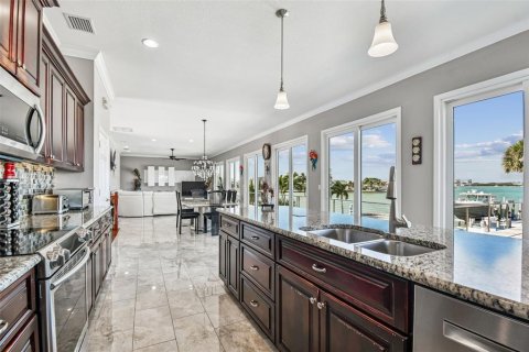 Casa en venta en Madeira Beach, Florida, 6 dormitorios, 395.3 m2 № 2108897 - foto 25