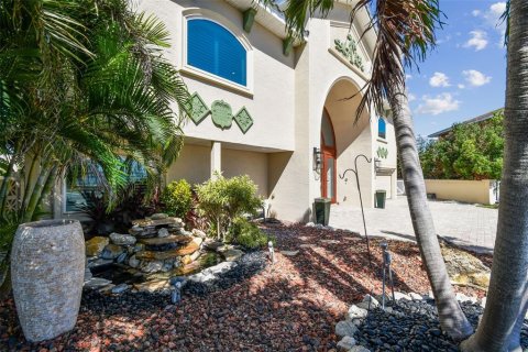 Casa en venta en Madeira Beach, Florida, 6 dormitorios, 395.3 m2 № 2108897 - foto 9