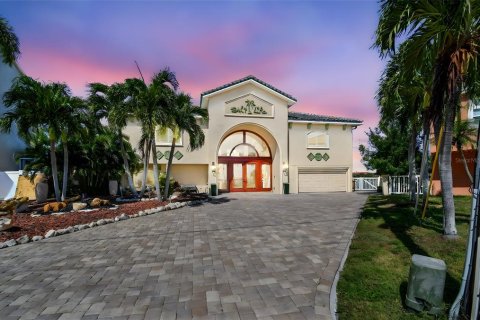 House in Madeira Beach, Florida 6 bedrooms, 395.3 sq.m. № 2108897