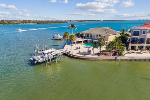 Casa en venta en Madeira Beach, Florida, 6 dormitorios, 395.3 m2 № 2108897 - foto 2