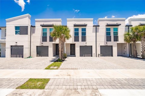 Adosado en venta en Palm Springs, Florida, 3 dormitorios, 141.68 m2 № 1749852 - foto 1