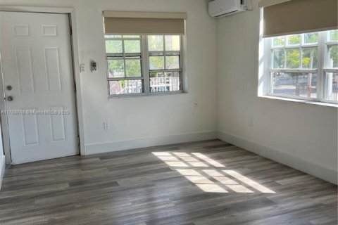 Снять в аренду квартиру в Майами, Флорида 1 спальня, 617.43м2, № 1964885 - фото 6