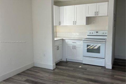 Снять в аренду квартиру в Майами, Флорида 1 спальня, 617.43м2, № 1964885 - фото 5