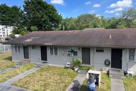 Снять в аренду квартиру в Майами, Флорида 1 спальня, 617.43м2, № 1964885 - фото 3