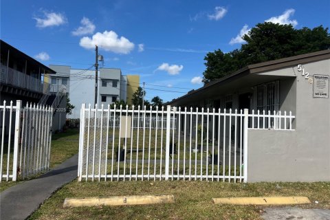 Снять в аренду квартиру в Майами, Флорида 1 спальня, 617.43м2, № 1964885 - фото 2