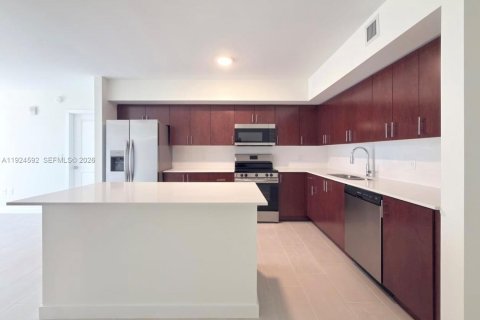 Снять в аренду квартиру в Суитуотер, Флорида 3 спальни, 479.75м2, № 2082902 - фото 2