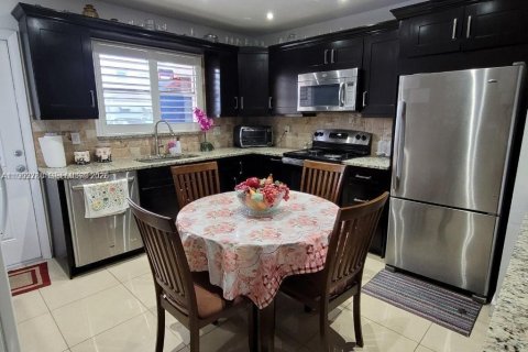Copropriété à vendre à Hollywood, Floride: 2 chambres, 84.54 m2 № 2255814 - photo 3