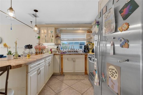 House in Miami, Florida 6 bedrooms, 340.77 sq.m. № 2246715 - photo 17