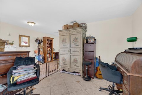 House in Miami, Florida 6 bedrooms, 340.77 sq.m. № 2246715 - photo 23