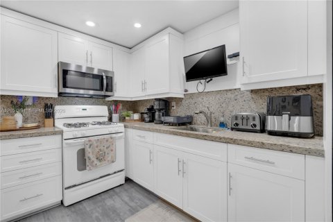 House in Miami, Florida 6 bedrooms, 340.77 sq.m. № 2246715 - photo 28