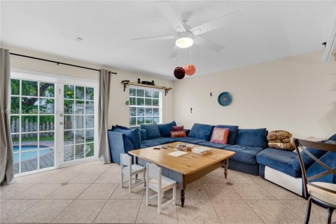 House in Miami, Florida 6 bedrooms, 340.77 sq.m. № 2246715 - photo 15