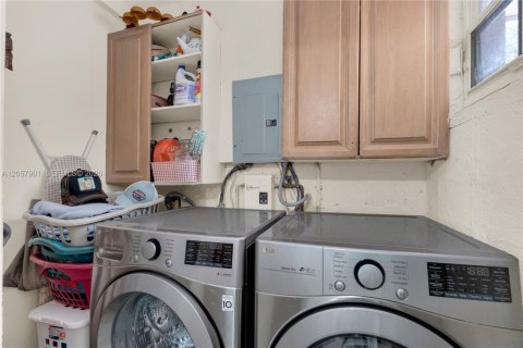 House in Miami, Florida 6 bedrooms, 340.77 sq.m. № 2246715 - photo 24