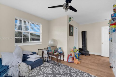 House in Miami, Florida 6 bedrooms, 340.77 sq.m. № 2246715 - photo 13