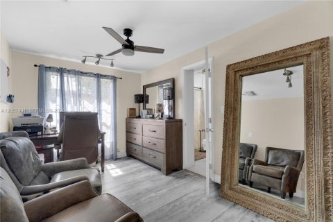 House in Miami, Florida 6 bedrooms, 340.77 sq.m. № 2246715 - photo 25