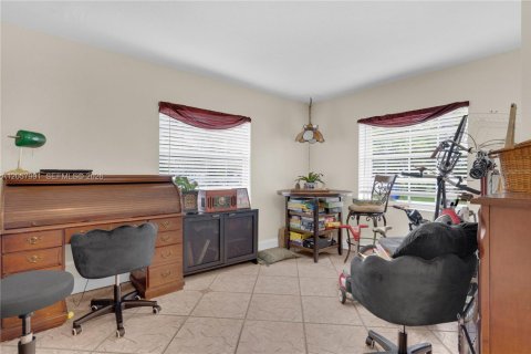 House in Miami, Florida 6 bedrooms, 340.77 sq.m. № 2246715 - photo 22