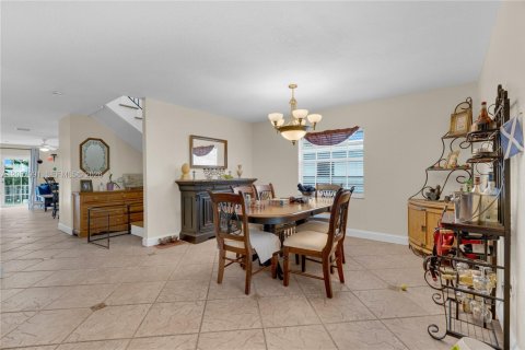 House in Miami, Florida 6 bedrooms, 340.77 sq.m. № 2246715 - photo 21