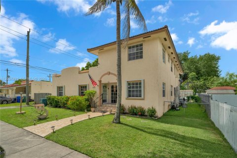 House in Miami, Florida 6 bedrooms, 340.77 sq.m. № 2246715 - photo 3