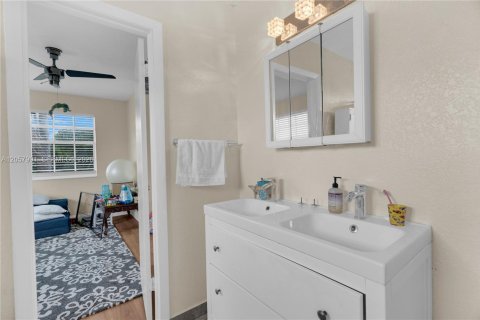 House in Miami, Florida 6 bedrooms, 340.77 sq.m. № 2246715 - photo 11
