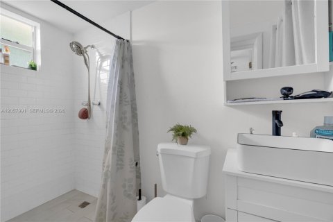 House in Miami, Florida 6 bedrooms, 340.77 sq.m. № 2246715 - photo 26