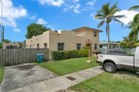 House in Miami, Florida 6 bedrooms, 340.77 sq.m. № 2246715 - photo 2