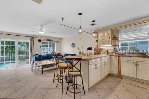 House in Miami, Florida 6 bedrooms, 340.77 sq.m. № 2246715 - photo 18