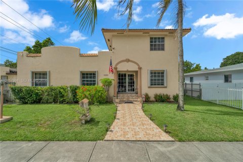 House in Miami, Florida 6 bedrooms, 340.77 sq.m. № 2246715