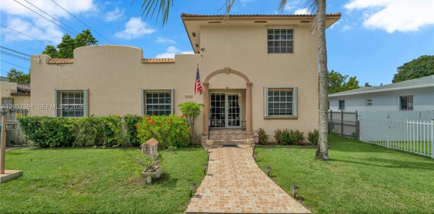 House in Miami, Florida 6 bedrooms, 340.77 sq.m. № 2246715