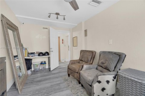 House in Miami, Florida 6 bedrooms, 340.77 sq.m. № 2246715 - photo 27