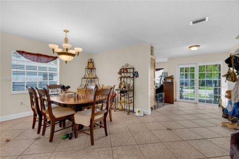 House in Miami, Florida 6 bedrooms, 340.77 sq.m. № 2246715 - photo 20