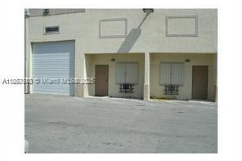 Commercial property in Miami, Florida № 1877536 - photo 3