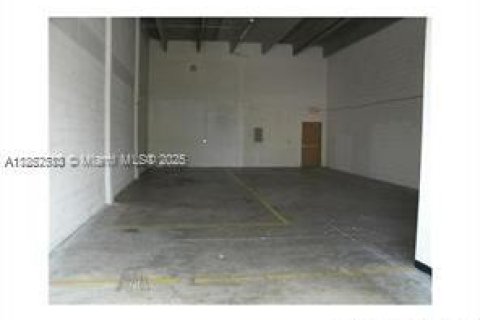 Commercial property in Miami, Florida № 1877536 - photo 2