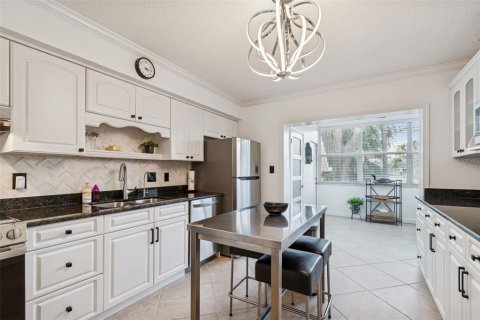 Condo in Saint Petersburg, Florida, 2 bedrooms  № 2236423 - photo 17