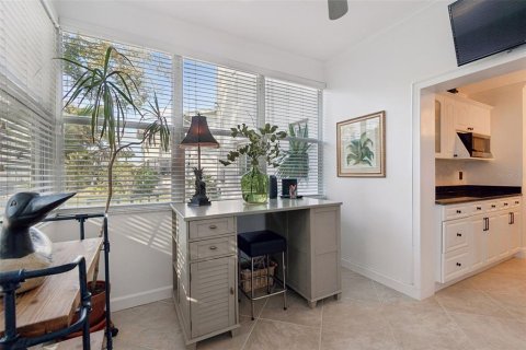 Condo in Saint Petersburg, Florida, 2 bedrooms  № 2236423 - photo 24