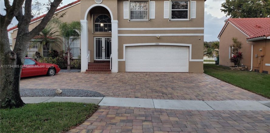 Villa ou maison à Miramar, Floride 4 chambres, 220.92 m2 № 1933809