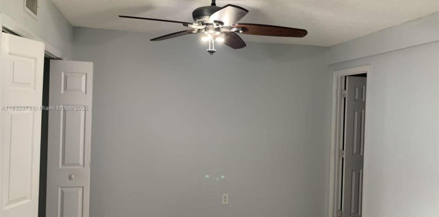 Adosado en Hialeah, Florida 1 dormitorio, 186.73 m2 № 1811406